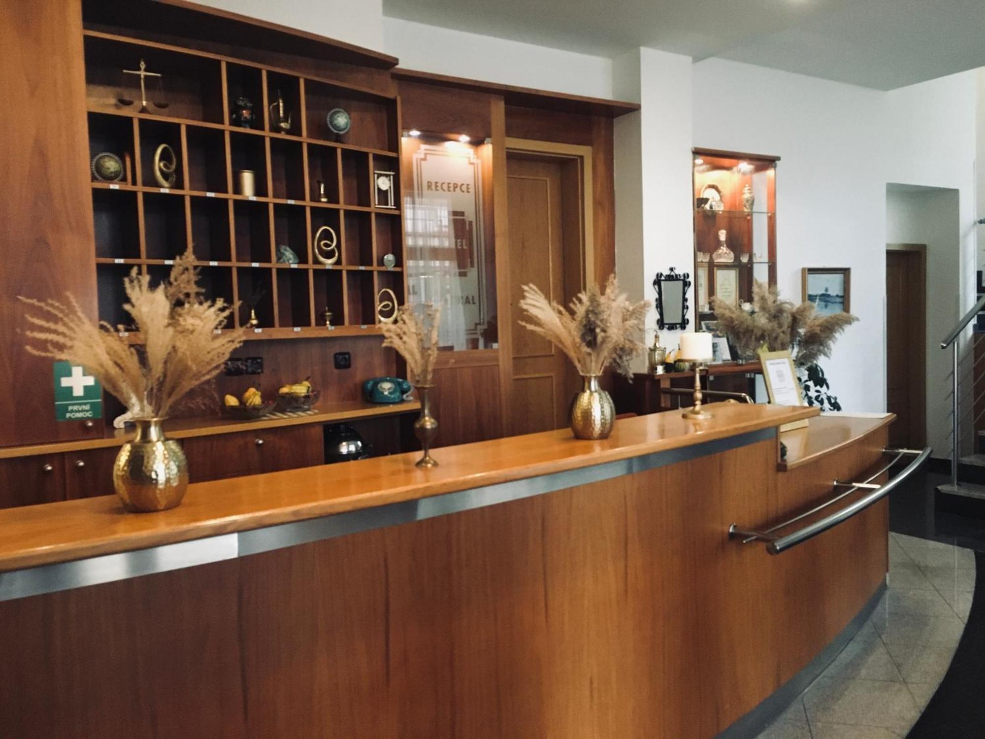 Penzion Hotelu Central ดวูร์กราโลเว นัด ลาเบม ภายนอก รูปภาพ