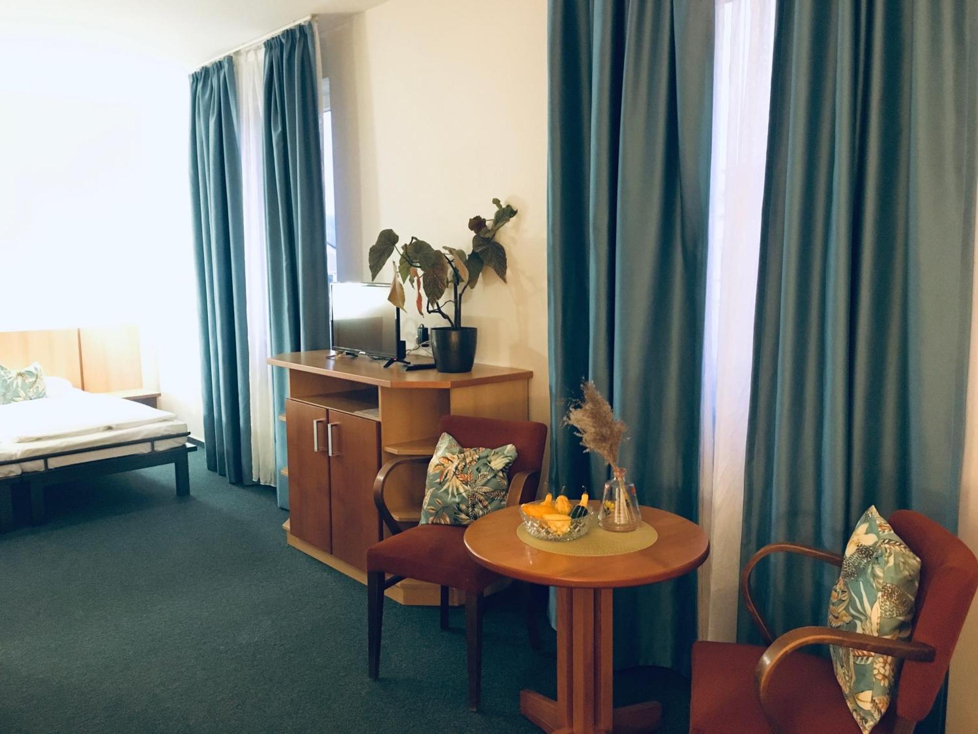 Penzion Hotelu Central ดวูร์กราโลเว นัด ลาเบม ภายนอก รูปภาพ