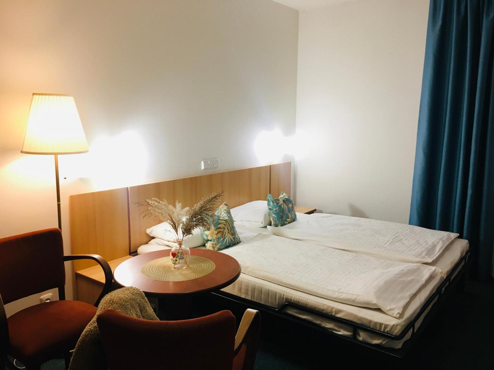 Penzion Hotelu Central ดวูร์กราโลเว นัด ลาเบม ภายนอก รูปภาพ