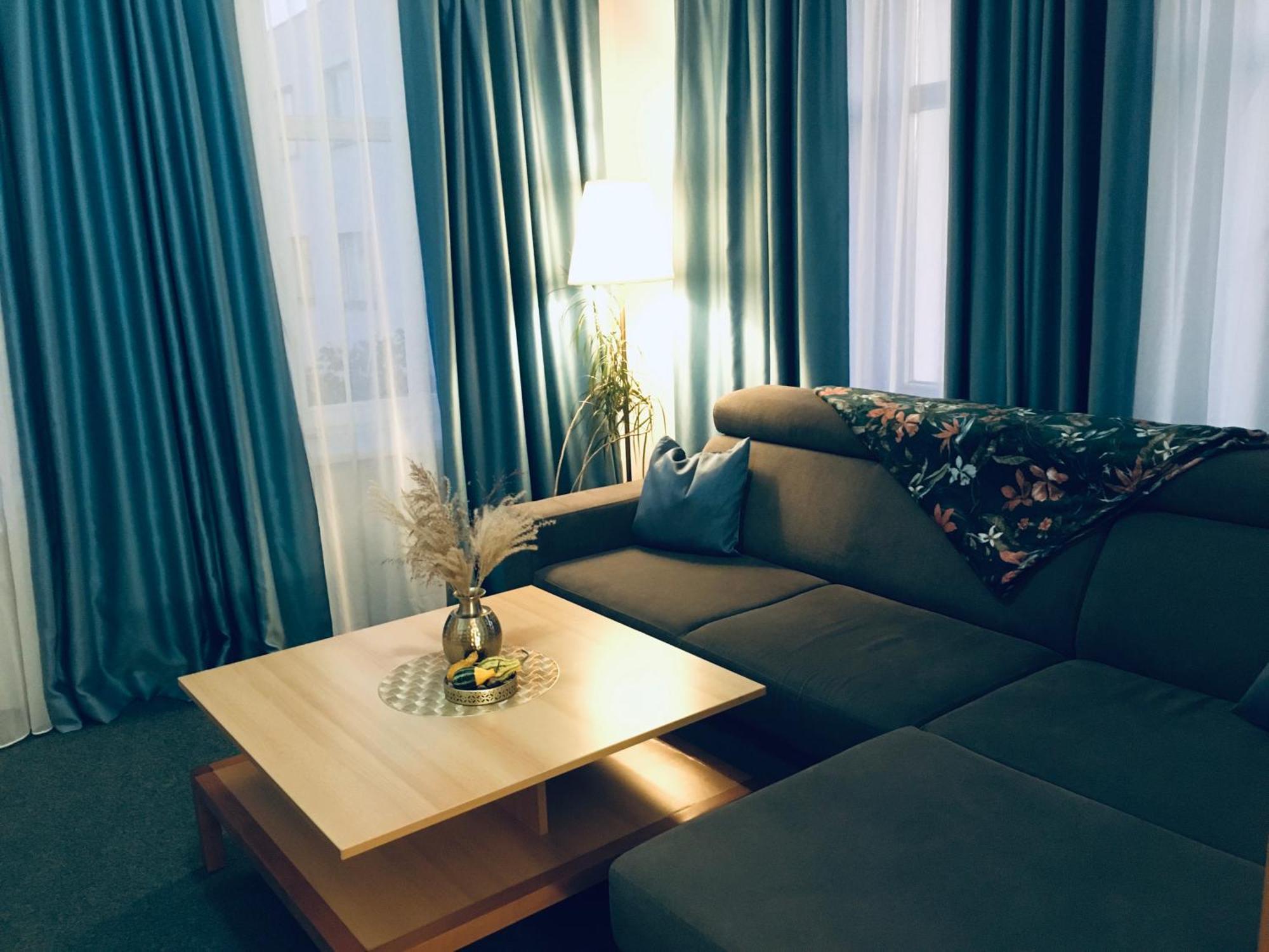 Penzion Hotelu Central ดวูร์กราโลเว นัด ลาเบม ภายนอก รูปภาพ