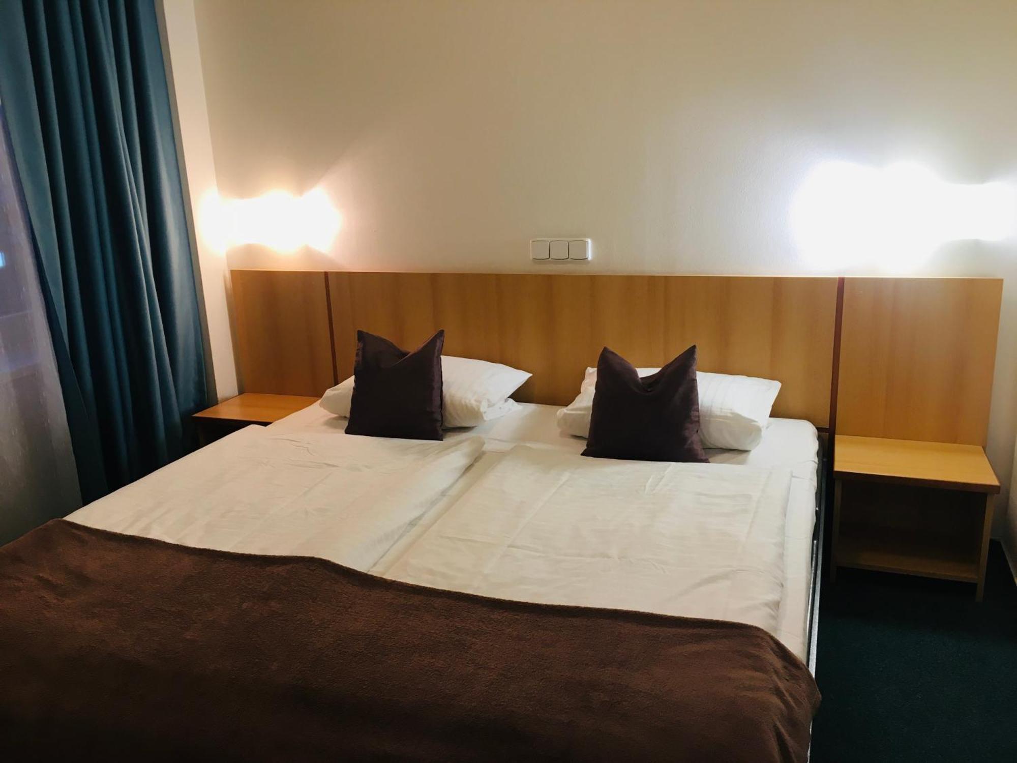 Penzion Hotelu Central ดวูร์กราโลเว นัด ลาเบม ภายนอก รูปภาพ