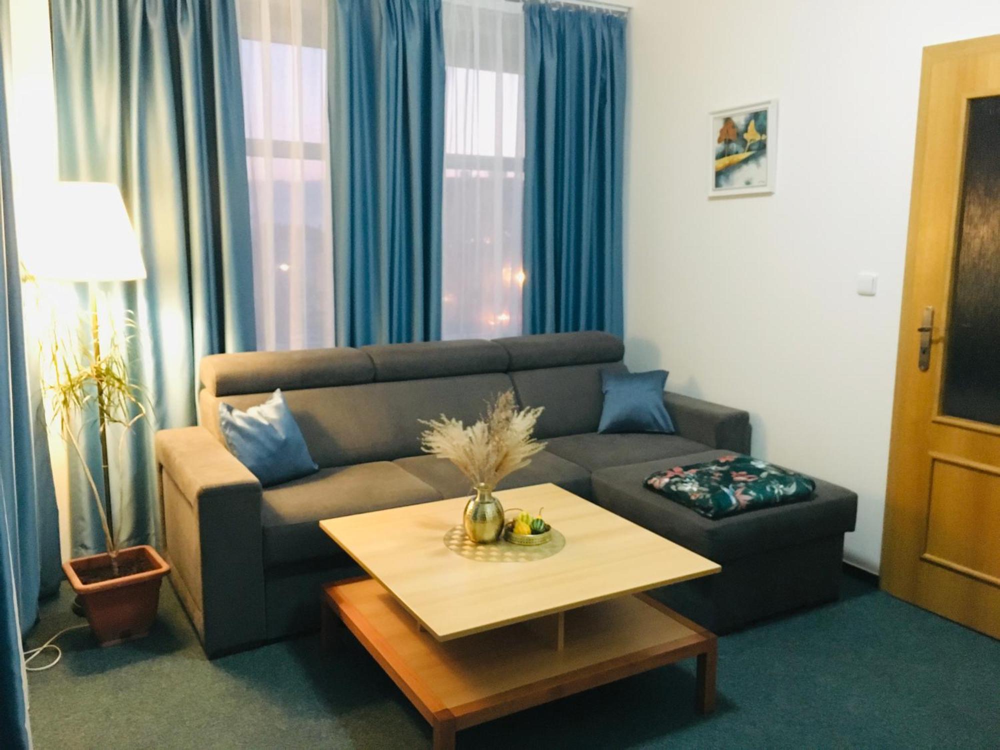 Penzion Hotelu Central ดวูร์กราโลเว นัด ลาเบม ภายนอก รูปภาพ