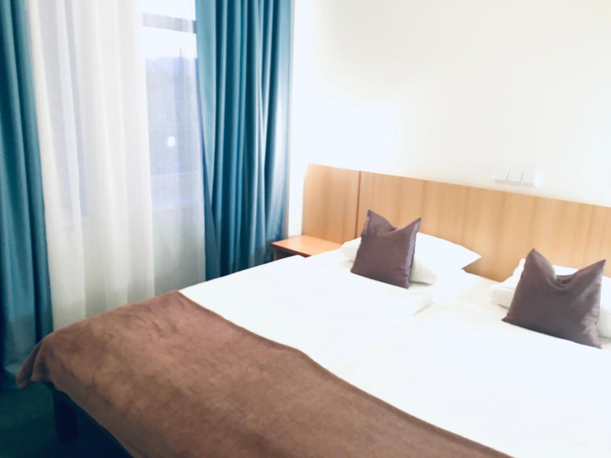 Penzion Hotelu Central ดวูร์กราโลเว นัด ลาเบม ภายนอก รูปภาพ