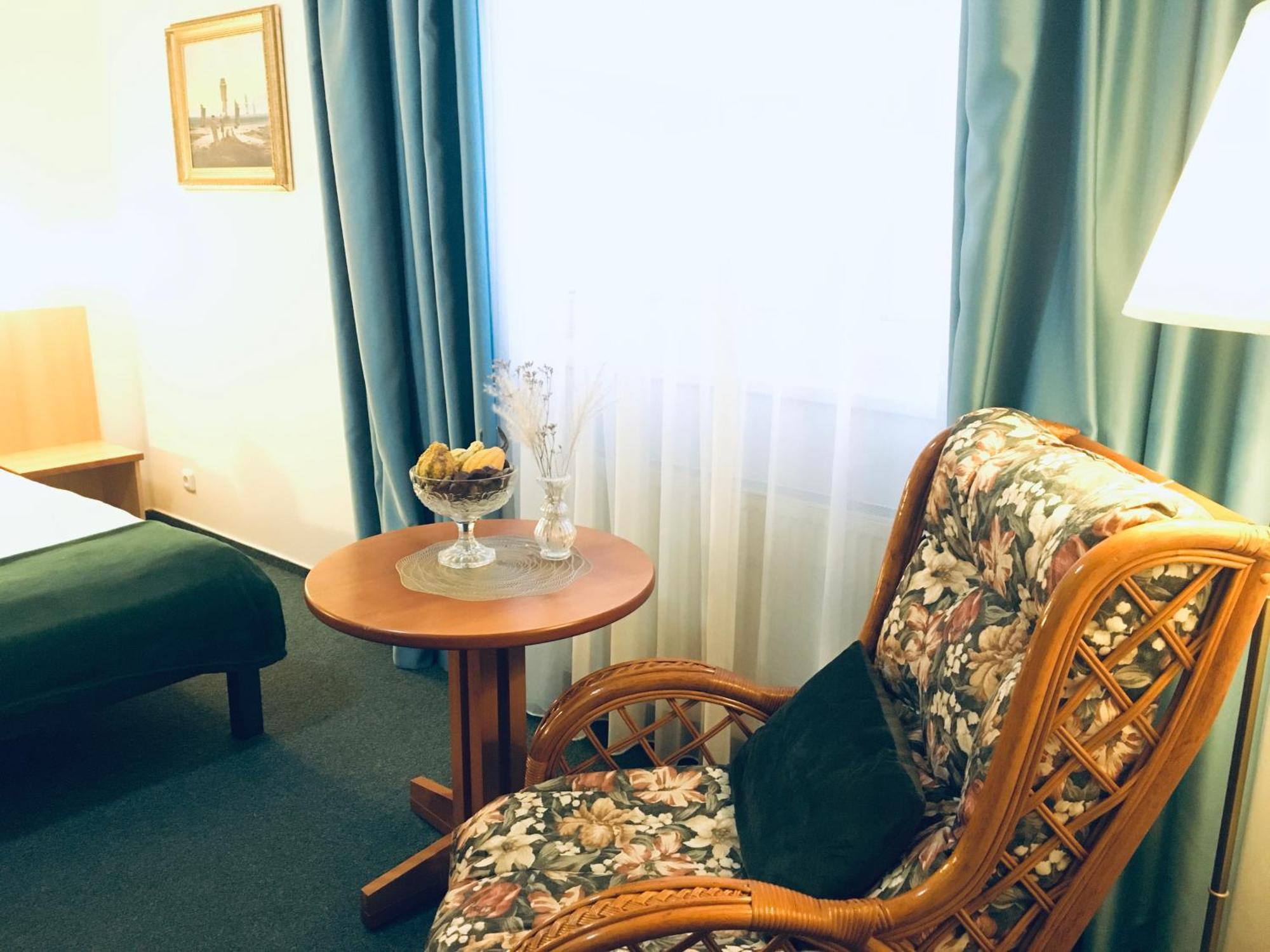 Penzion Hotelu Central ดวูร์กราโลเว นัด ลาเบม ภายนอก รูปภาพ