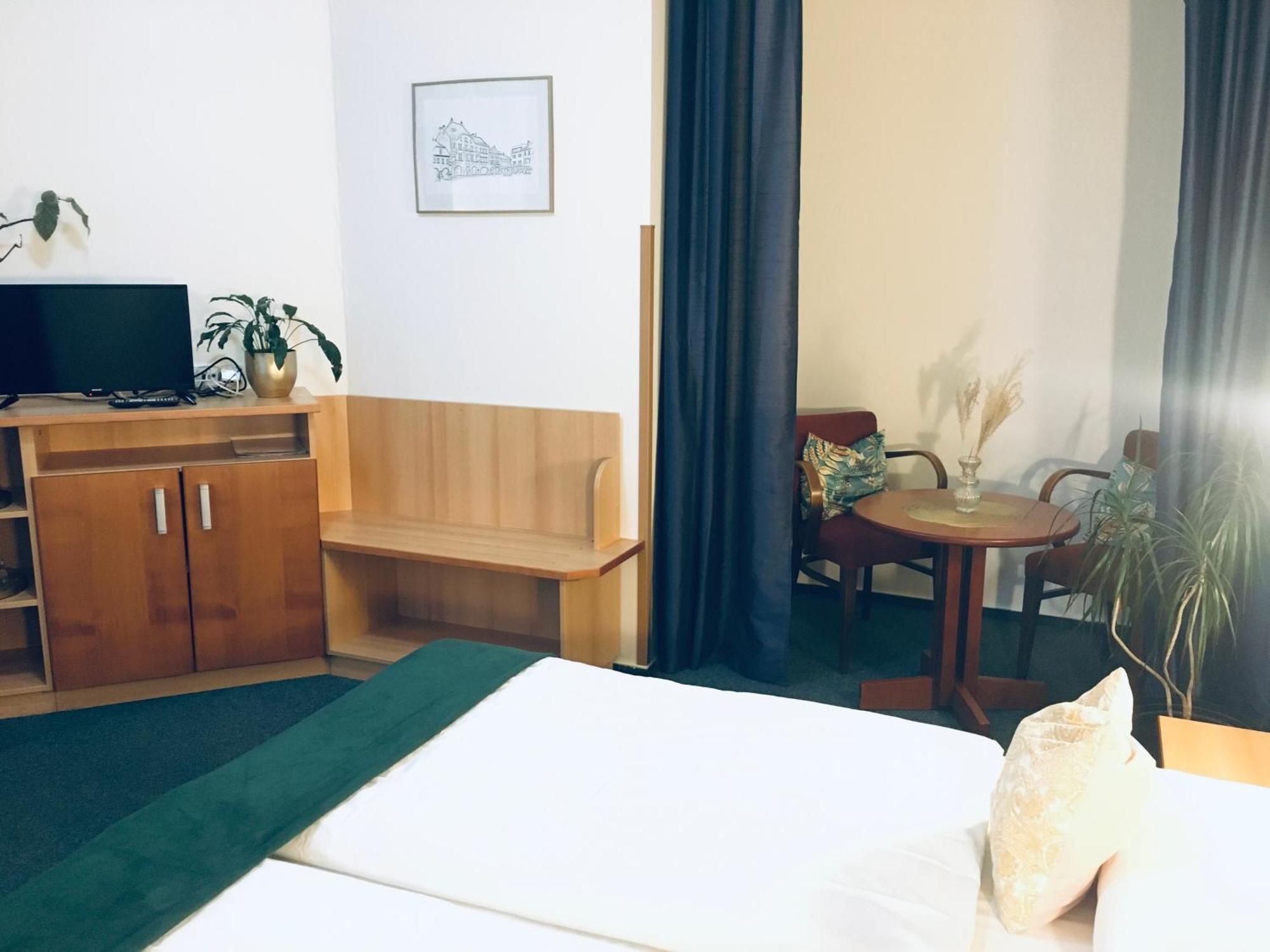 Penzion Hotelu Central ดวูร์กราโลเว นัด ลาเบม ภายนอก รูปภาพ