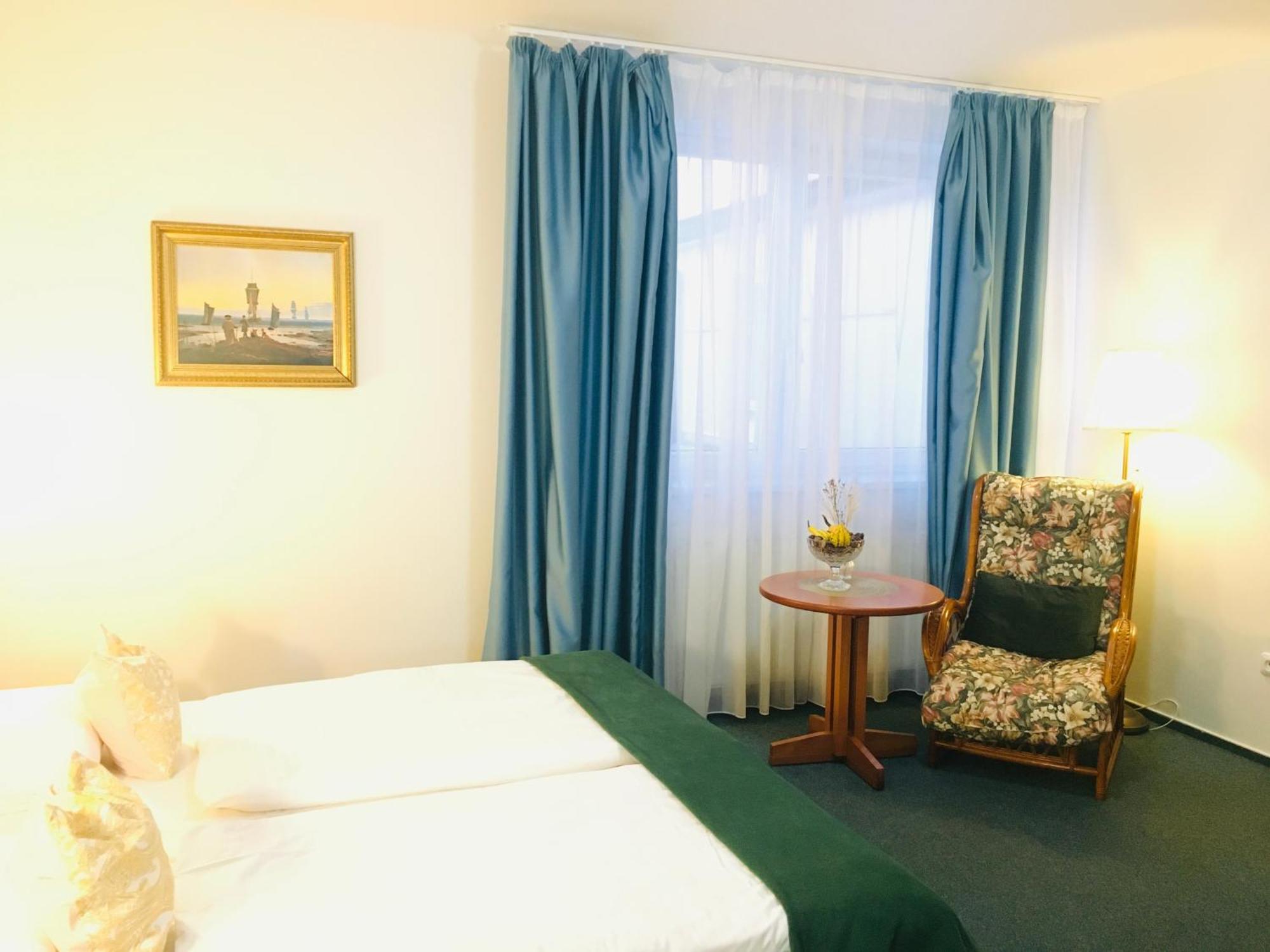 Penzion Hotelu Central ดวูร์กราโลเว นัด ลาเบม ภายนอก รูปภาพ