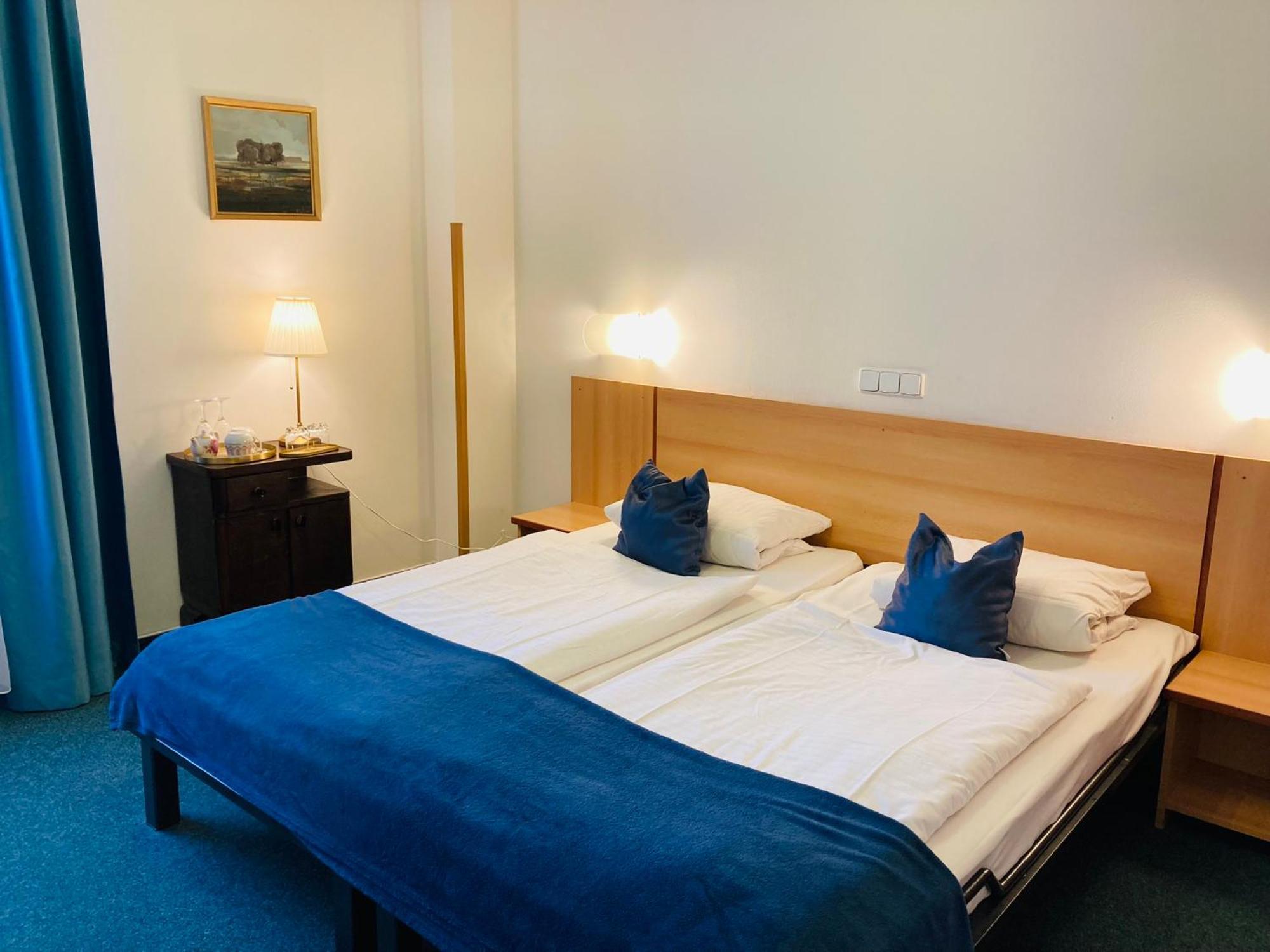 Penzion Hotelu Central ดวูร์กราโลเว นัด ลาเบม ภายนอก รูปภาพ